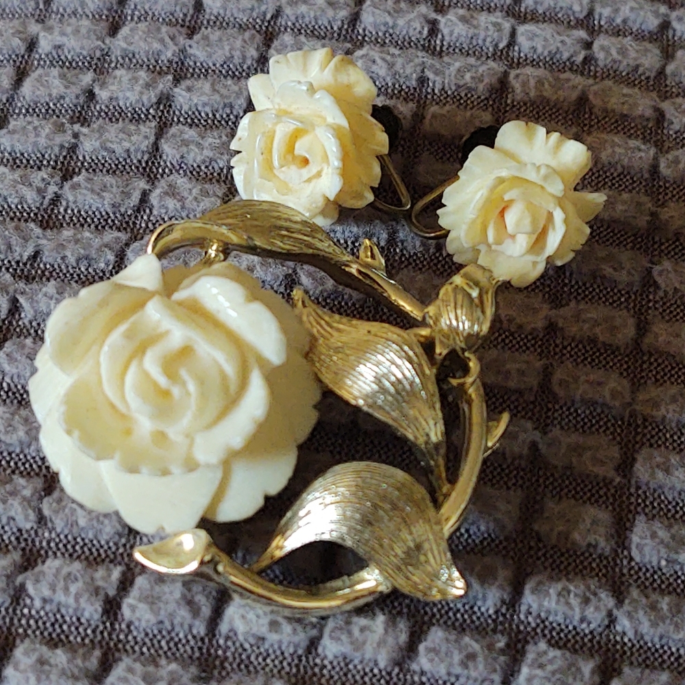 White ROSE Lisner Vintage Signed Demi Parure Gold Earrings Broach Pin - Picture 10 of 13